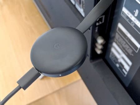 Dispositivo Chromecast conectado a un televisor