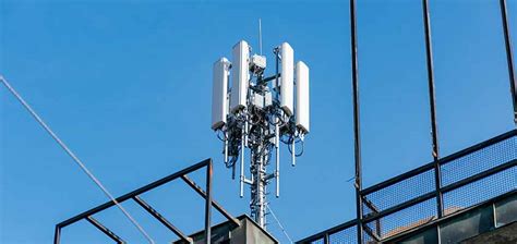 Antena de telefonía móvil en paisaje chileno