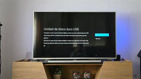 Televisor moderno con un pendrive insertado en el puerto USB