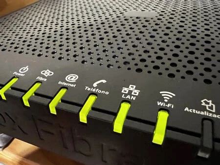 Imagen que muestra un router WiFi con luces indicadoras y cables de conexión
