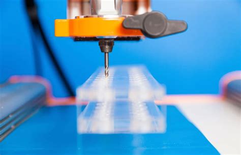 Pieza de acrílico cortada con router CNC