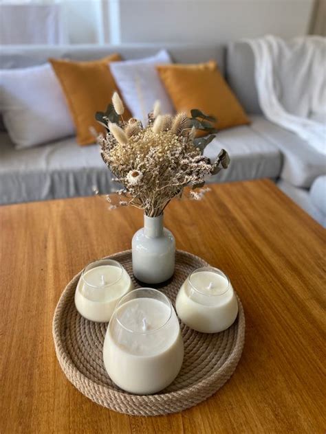 Centro de mesa decorativo con bandeja de seagrass