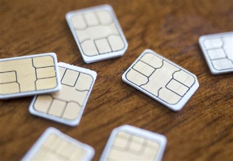 Chip de teléfono móvil insertado en un smartphone