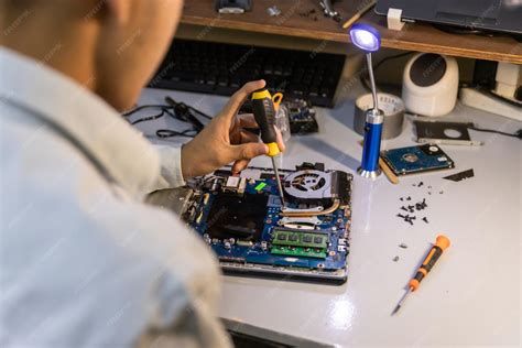Técnico reparando una radio transmisora portátil
