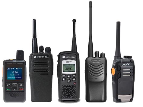 Diversas marcas de radios portátiles y móviles en un taller de servicio