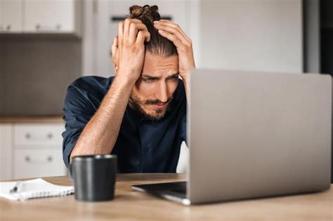 Persona preocupada mirando un portátil robado