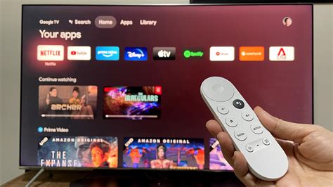 Imagen de un Chromecast con Google TV conectado a un televisor