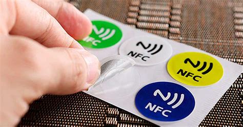 Ilustración de etiquetas NFC y un smartphone interactuando