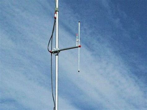 Antena dipolo en un tejado para recepción de TV