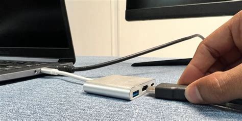 Cable HDMI conectándose a un portátil y un monitor