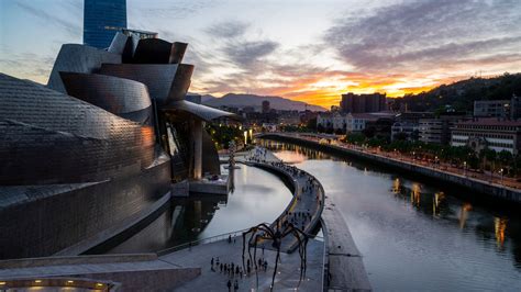Panorámica de Bilbao con la ría y el Guggenheim