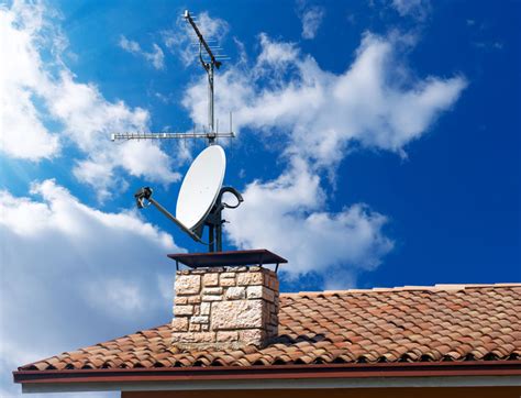 Antena de televisión UHF en una azotea