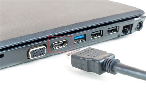 Cable HDMI conectado a una laptop