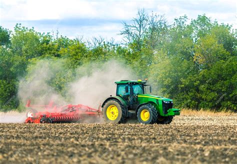 Tractor agrícola trabajando en un campo con una abonadora