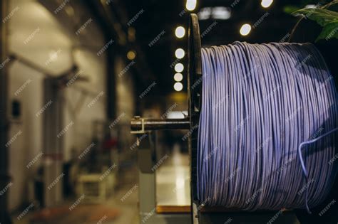 Vista de una fábrica moderna produciendo cables de fibra óptica