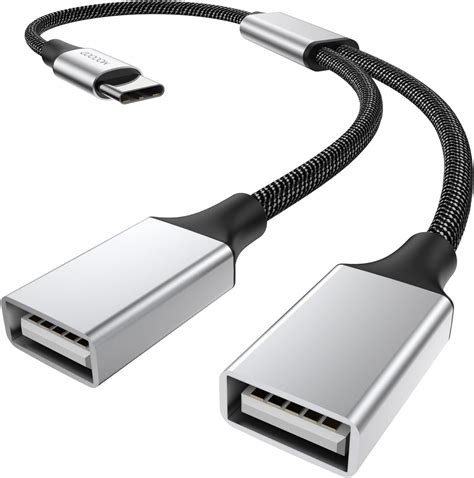 Diagrama mostrando la conexión de un adaptador USB a dos monitores, uno 4K y otro 1080p