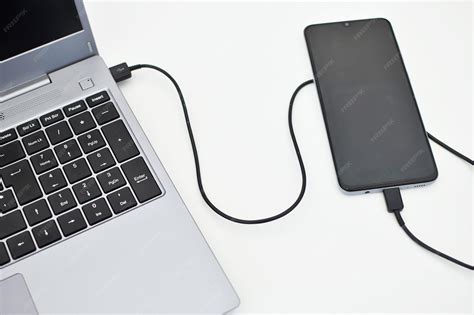 Ilustración de un smartphone conectado a un portátil mediante un cable USB para compartir internet