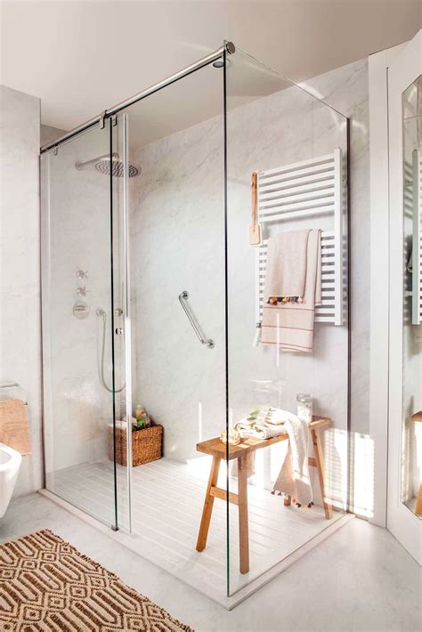 Diseño moderno de baño con puerta de ducha de vidrio