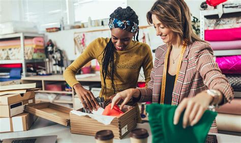 Mujeres emprendedoras trabajando