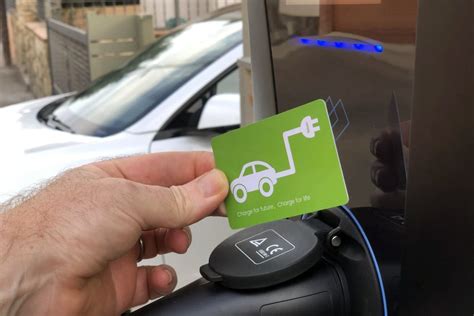 Tarjeta RFID utilizada como llave de coche eléctrico