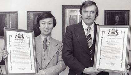 Investigadores Charles K. Kao y George Hockham