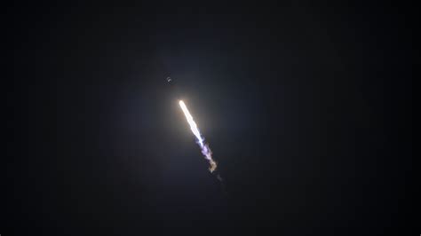 Lanzamiento de Falcon 9 con estela de luz visible a gran distancia