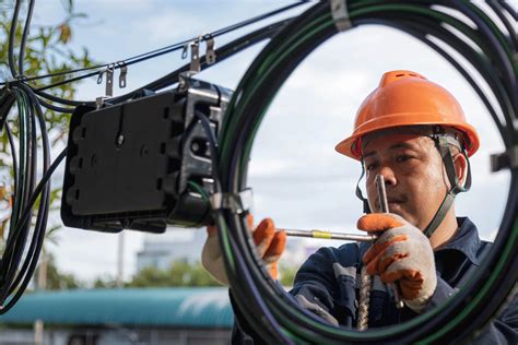Técnico instalando fibra óptica
