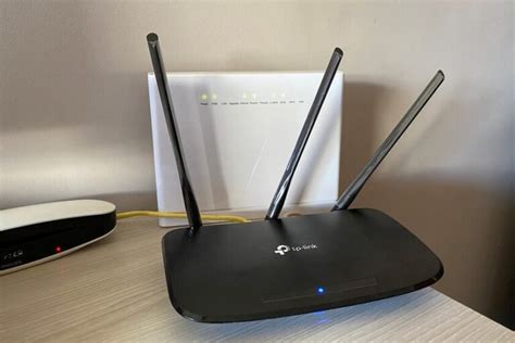 Router moderno conectado a varios dispositivos