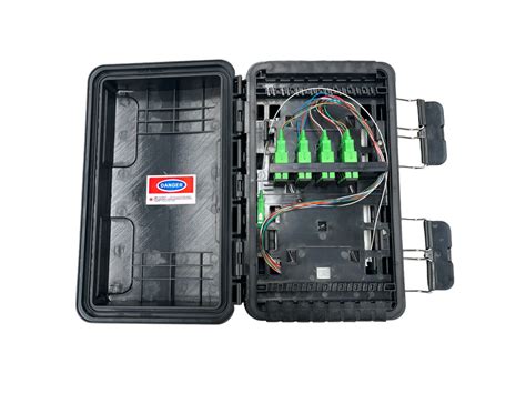 Interior de una caja de empalme de fibra óptica con bandejas de empalme