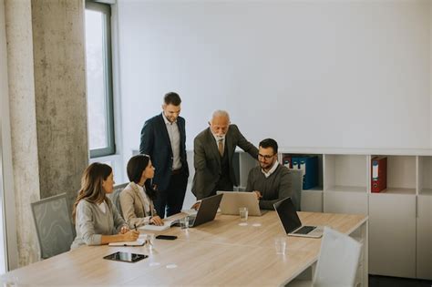 empresarios trabajando en oficina con computadoras