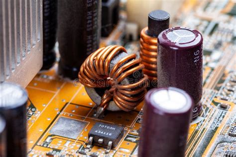 Primer plano de bobinas en la placa base de la Wii U