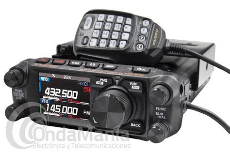 Radioaficionado operando un transceptor Yaesu FTM-400XDR