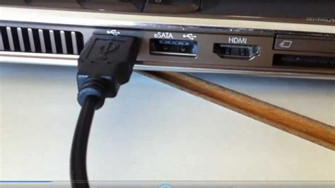 Cable HDMI conectando una Mac a una pantalla