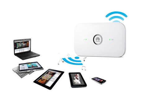 Router WiFi portátil en un escritorio con un portátil y un teléfono inteligente
