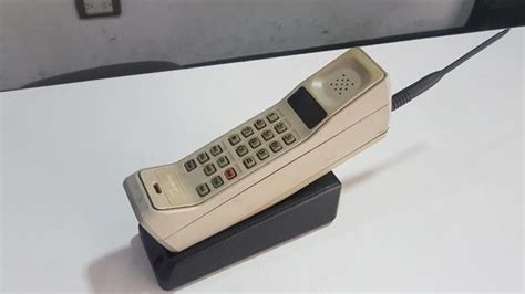 Teléfono móvil antiguo con antena