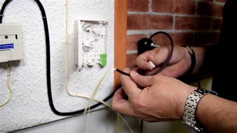 Instalación de fibra óptica en una escuela