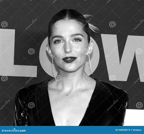 Jessica Rothe joven en escenario de teatro