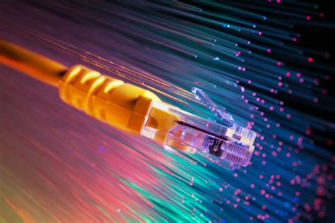 Diagrama mostrando la transmisión de datos a través de fibra óptica