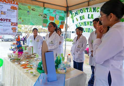 Estudiantes recorriendo talleres en una Casa Abierta