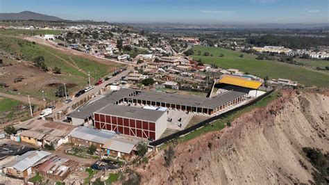 Vista aérea de la moderna Escuela El Crisol en Los Leices