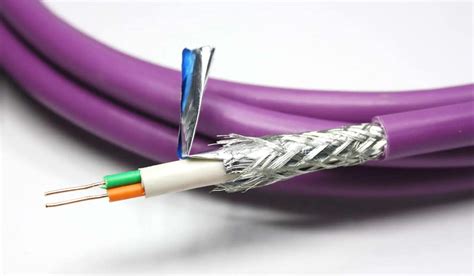 Ilustración que muestra un cable Ethernet apantallado y su conexión a tierra.