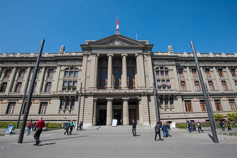 Fachada del Palacio de Tribunales de Justicia de Santiago