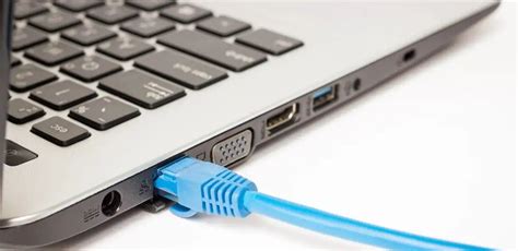 Cable Ethernet conectado a un portátil