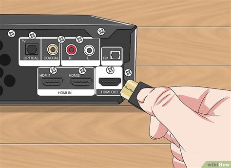Cable HDMI conectando un televisor a un amplificador AV