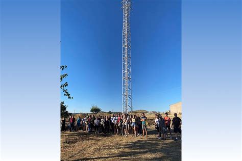 Instalación de cable coaxial en una torre de telefonía móvil