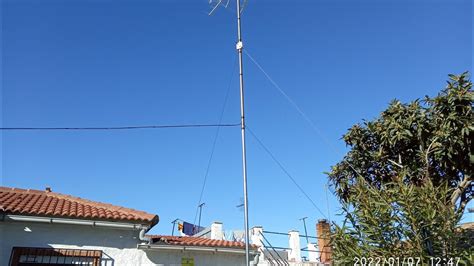 Instalación de una antena VHF en un tejado con cable de tierra visible