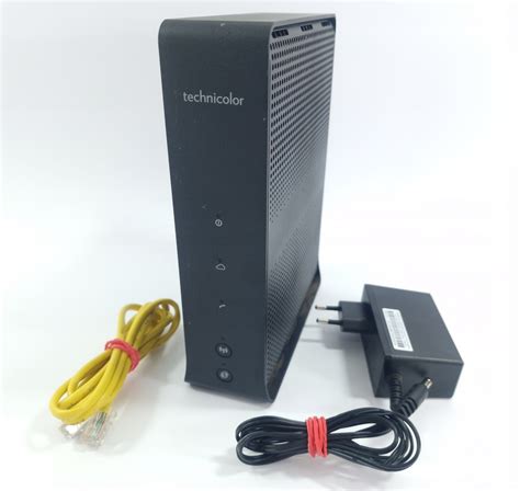 Router Technicolor con etiquetas de acceso