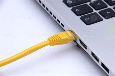 Ilustración de un ordenador conectado por cable Ethernet a un router