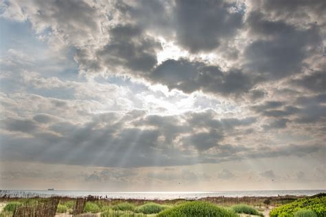 Representación artística de un día nublado afectando la producción de Sol