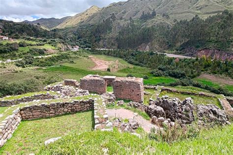 Vista panorámica de Puca Pucara con las montañas andinas al fondo